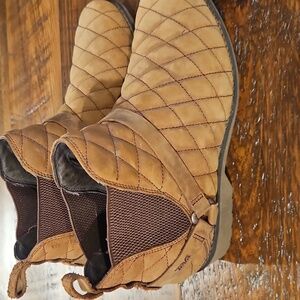 NWT TEVA De La Vina Chelsea  Quilted Slip-On Ankle boot